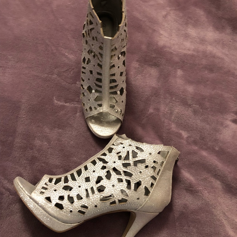 Size 9M silver heels